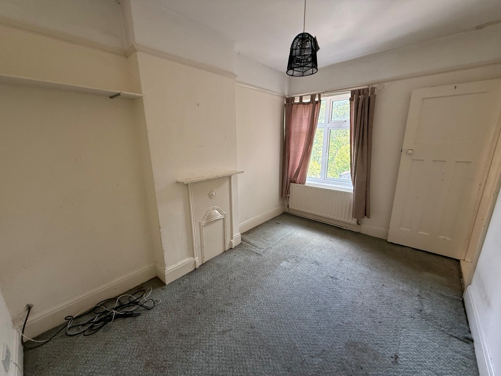 Lot: 143 - TWO-BEDROOM SEMI-DETACHED HOUSE WITH DRIVEWAY - Carpeted 2nd bedroom with blocked fireplace and window